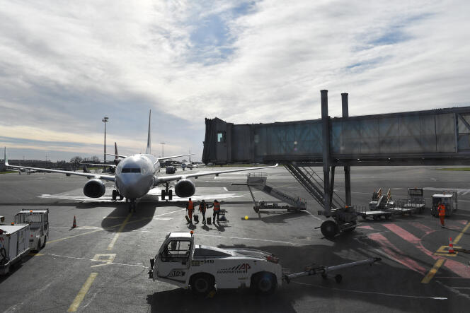 Los empleados trabajan en el aeropuerto de Nantes-Atlantique el 27 de enero de 2018 en Bouguenais, cerca de Nantes.