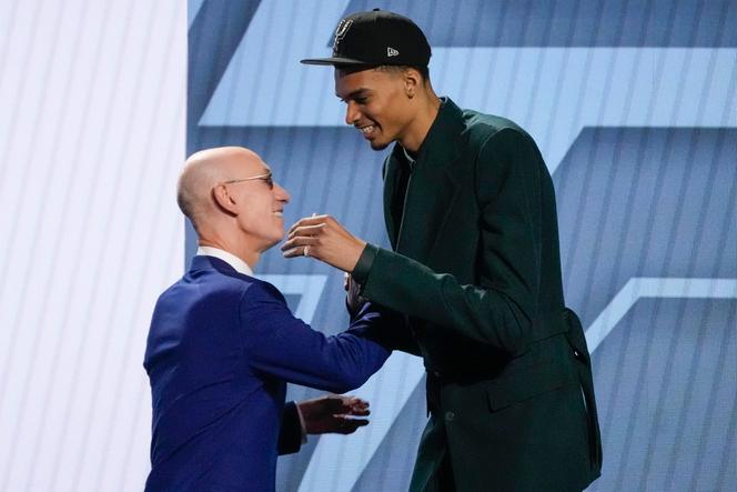 Victor Wembanyama es recibido en el escenario por el jefe de la NBA, Adam Silver, el jueves 22 de junio de 2023 en Nueva York.