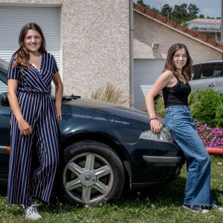 Vinzieux le 20 juin 2023.
Elisa Ribeiro, 18 ans, vient d'avoir le permis de conduire et Emmy Berne, 17 ans, en conduite accompagnée.
