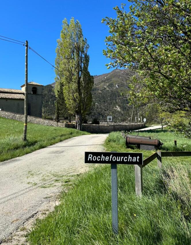 L’entrée du village de Rochefourchat, dans la Drôme.