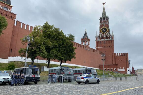 Los agentes del orden patrullan frente a la torre principal del Kremlin de Moscú, que da a la Plaza Roja, el 24 de junio de 2023.