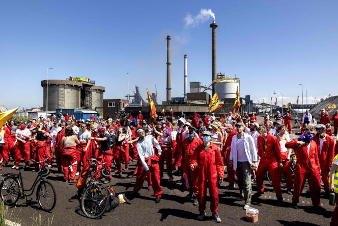 Activistas de Greenpeace se manifiestan en un sitio metalúrgico del gigante del acero Tata Steel, en Velsen, cerca de Ámsterdam, Países Bajos, el 24 de junio de 2023.