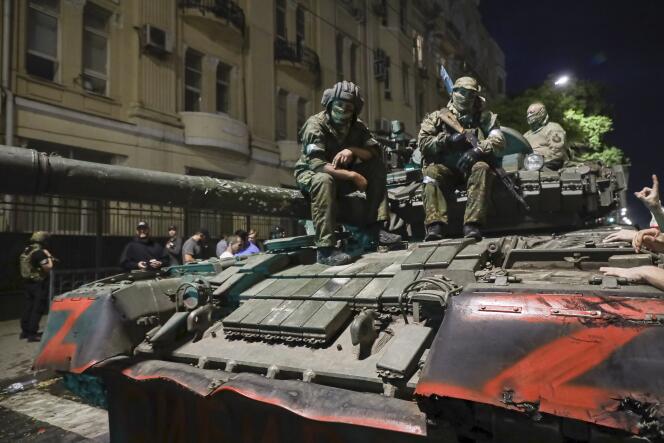 Miembros del Grupo Wagner en un tanque que se prepara para partir de Rostov del Don, Rusia, el 24 de junio de 2023.