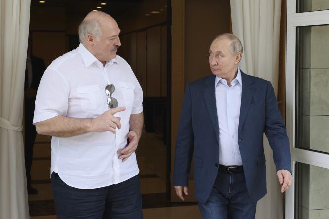  Vladimir Poutine et Alexandre Loukachenko, lors d’une rencontre à la résidence Botcharov Routcheï, dans la station balnéaire de Sotchi (Russie), le 9 juin 2023.