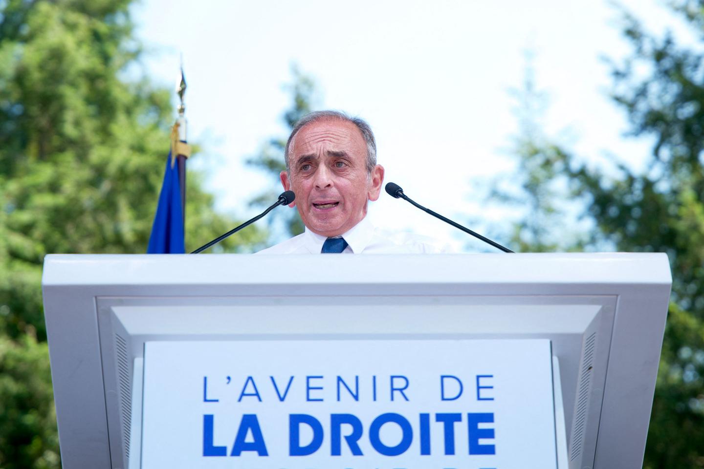 Eric Zemmour carga contra la derecha en la ‘fiesta violeta’
