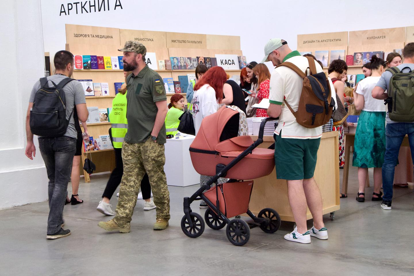 Feria del libro en guerra en Kyiv
