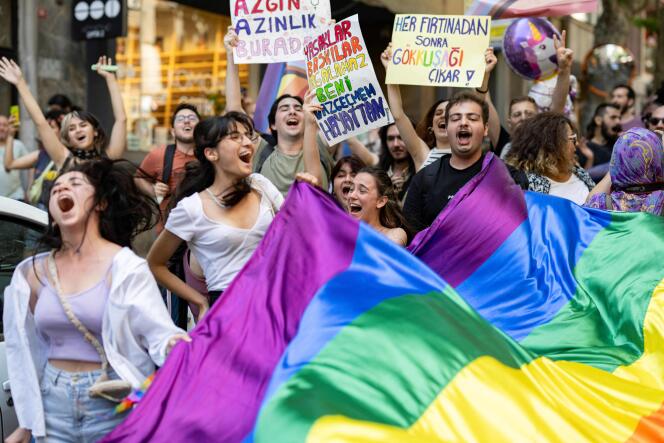 Miembros de la comunidad LGBTQ ondean banderas con los colores del arcoíris y gritan consignas durante la Marcha del Orgullo No Autorizado, en Estambul, Turquía, el 25 de junio de 2023. (Foto YASIN AKGUL / AFP)