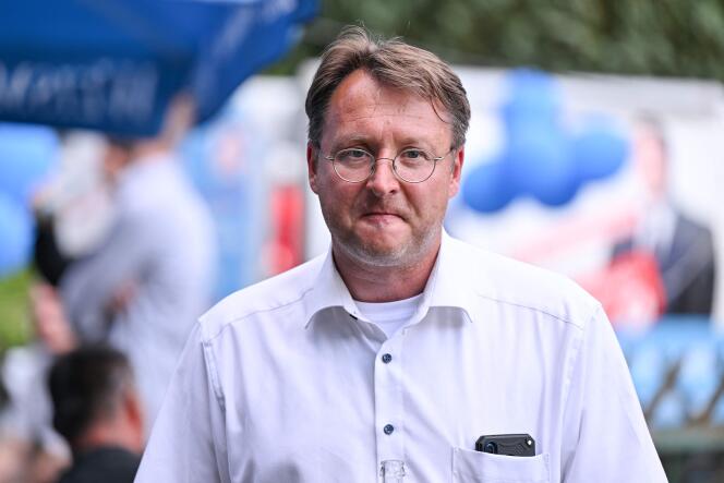 Robert Sesselmann, del partido de extrema derecha Alternativa para Alemania (AfD), aparece en una foto durante un evento electoral en Sonneberg, Alemania oriental, el 25 de junio de 2023. Su partido ganó su primera elección y estará al frente de una autoridad local.