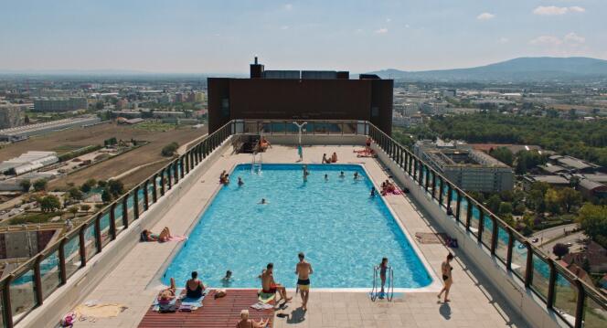 Una de las siete piscinas instaladas en las azoteas del complejo Alt-Erlaa en Viena.