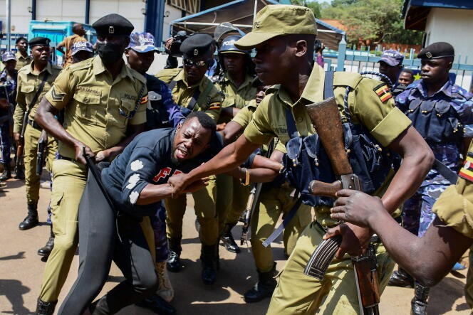 Des policiers ougandais arrêtent un militant lors d’une marche de soutien à la résolution du Parlement européen visant à stopper la construction de l’oléoduc est-africain, près des bureaux de l’Union européenne à Kampala, le 4 octobre 2022.