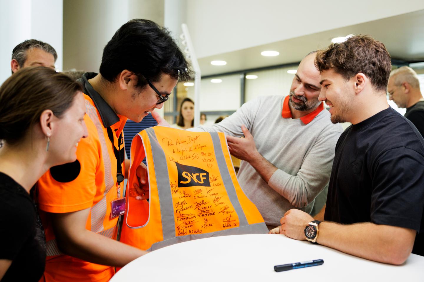El jugador de rugby Antoine Dupont, voz de la SNCF