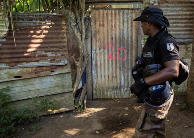 Una operación de verificación de identidad y búsqueda de personas indocumentadas en Dzaoudzi, Mayotte, 27 de mayo de 2023.