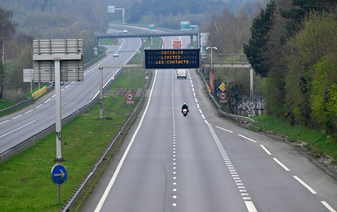 Una carretera casi desierta cerca de Rennes, durante el confinamiento, 19 de marzo de 2020.