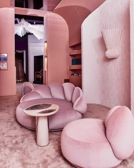 Sala de conversación con sillones Georgia, mesa auxiliar Soft Shell, lámpara de pared diseñada en colaboración con Maison Lemarié y el taller Lognon, 19M, presentada en la exposición