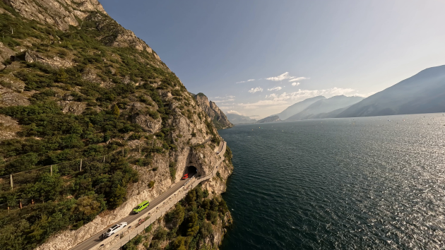 Il ponte ciclabile costruito sui ripidi pendii del Lago di Garda (Italia).