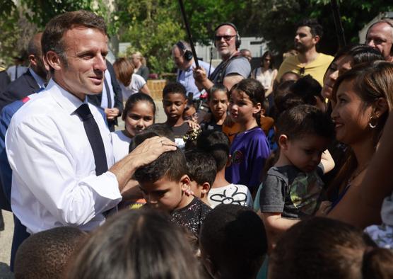 El presidente francés, Emmanuel Macron, visita la escuela primaria Saint-André-La Castellane que está siendo renovada gracias al plan
