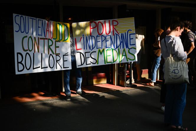 Manifestación organizada por Reporteros sin Fronteras frente al Théâtre Libre, en París, el 27 de junio de 2023, en apoyo a los empleados de la 