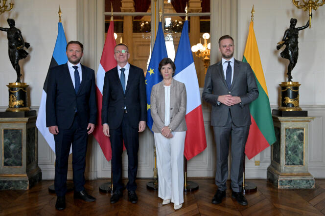 Od lewej do prawej ministrowie spraw zagranicznych Markus Sagna (Estonia), Edgars Ringevics (Łotwa), Catherine Colonna (Francja) i Gabrielius Landsbergis (Litwa) na Quai d'Orsay w Paryżu, 27 czerwca 2023 r.