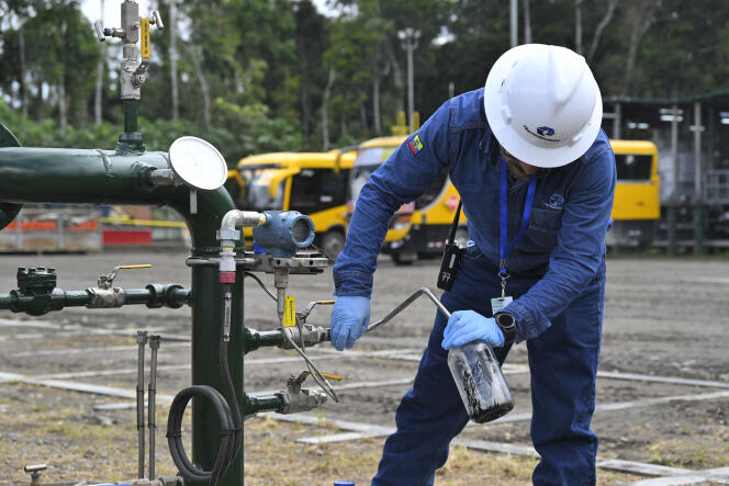 Un employé de la compagnie pétrolière nationale équatorienne, à Yasuni (Equateur), le 21 juin 2023.