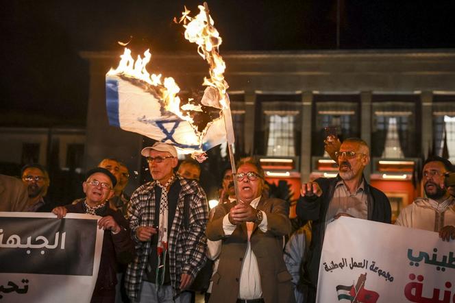 La bandera israelí se quema en Rabat durante una manifestación en apoyo de la causa palestina, el 30 de marzo de 2023. 