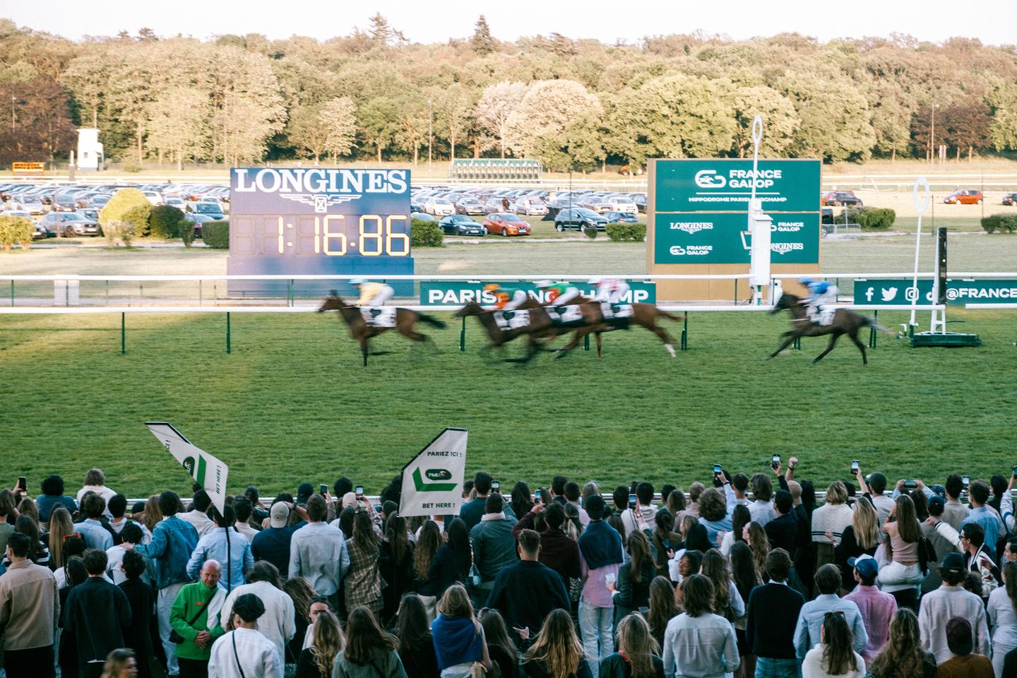 «Visto y ser visto», en el hipódromo de Longchamp, el joven dorado soltó los caballos