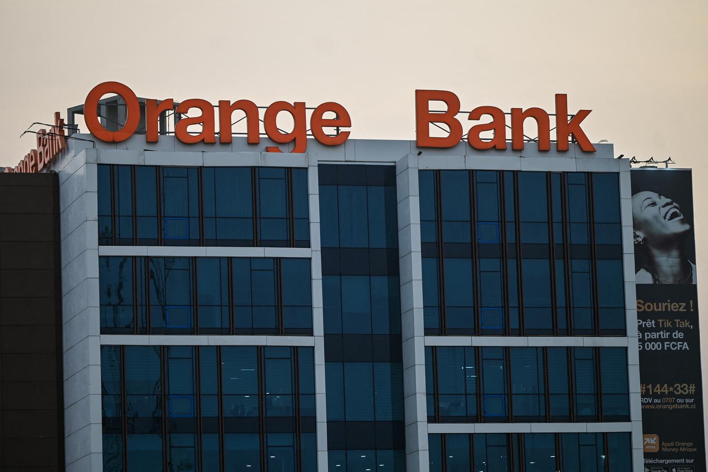 Orange traza una línea debajo de su banco en línea