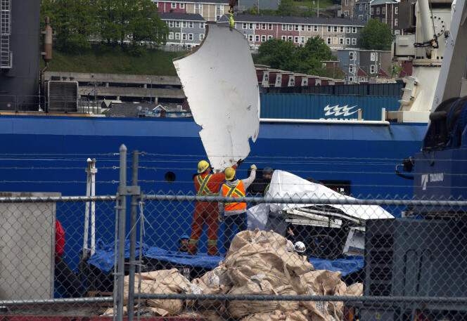Des débris du sous-marin Titan déchargés d’un navire dans la ville de Saint-Jean de Terre-Neuve au Canada. Le 28 juin 2023.