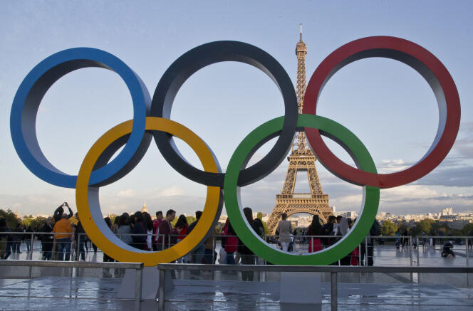 Los anillos olímpicos miran hacia la Torre Eiffel en París el 14 de septiembre de 2017.