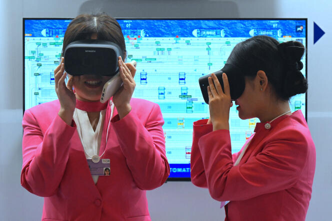Des lunettes de réalité virtuelle (VR) sur un stand présentant le terminal à conteneurs « Intelligent Net-Zero » au Meijiang Convention and Exhibition Center lors de la réunion annuelle des nouveaux champions du Forum économique mondial à Tientsin , le 28 juin 2023. 