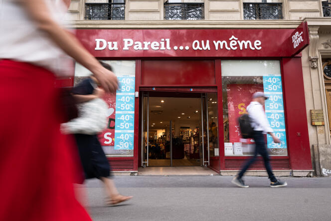 Frente a la entrada de una tienda Du Pareil au meme en París, 28 de junio de 2023.