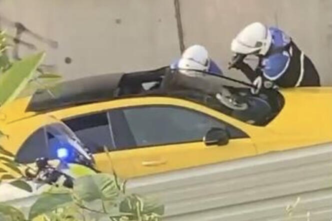 Captura de pantalla del video que se ha hecho viral en las redes sociales que muestra el momento en que la policía intenta controlar al conductor del vehículo que previamente se había negado a obedecer.  27 de junio de 2023. 
