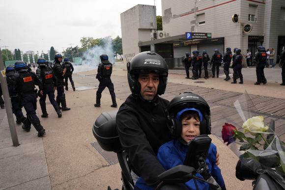 Karim y Jessim en Nanterre, 29 de junio de 2023. “Todos han estado esperando esto, no se detendrá, le quitaron la vida a un joven y ninguna flor, ninguna condena lo traerá de vuelta.  »