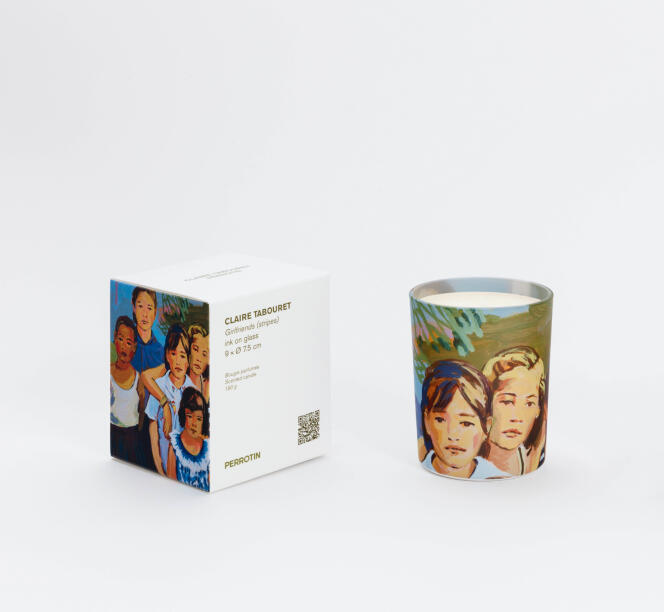 Pour sa collection de bougies Cap Ferret, le galeriste Emmanuel Perrotin a repris un détail d’une œuvre de quartorze artistes de son catalogue pour les imprimer sur le verre de l’objet parfumé. Ici, « Girlfriends (stripes) » par Claire Tabouret.