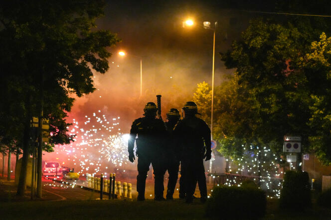 A Nanterre, le 28 juin, lors des émeutes contre la mort de Nahel M., un automobiliste tué par la police.