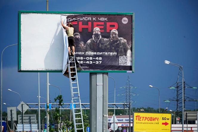 Eliminación de un cartel de reclutamiento de la Milicia Wagner cerca de San Petersburgo el 24 de junio de 2023.