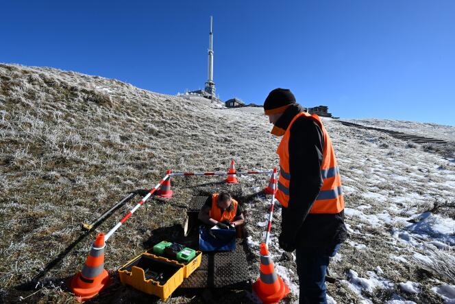 Installation of optical fiber at the top of the Dôme puy, in the Massif Central, by the operator Orange, in anticipation of the Tour de France stage on 9 July.  Orcines (Puy-de-Dôme), April 4, 2023.