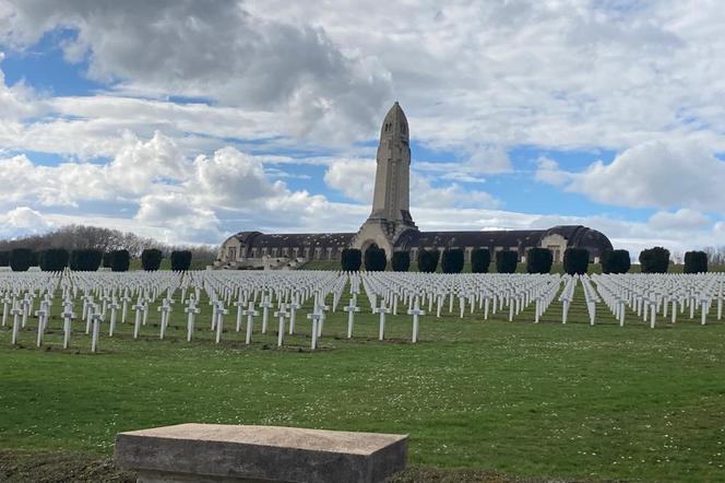 The ossuaire de Douaumont, sur le champ de bataille de Verdun, will probably be one of the emblematic lieux du passage de la flamme olympique dans la Meuse in June 2024.