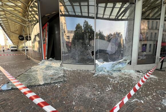 Vue du magasin Nike vandalisé lors de la nuit de jeudi 29 à vendredi 30 juin, lors de laquelle des manifestants et la police se sont affrontés, au centre commercial Westfield du Forum des Halles à Paris,  vendredi 30 juin 2023.