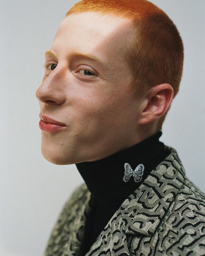 Broche Retratos de la Naturaleza, en oro blanco y diamantes, De Beers.  debeers.fr Chaqueta Acne Studios.  acnestudios.com Suéter Eric Bompard.  eric-bompard.com