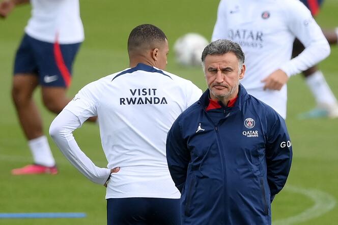 Christophe Galtier durante el entrenamiento del Paris Saint-Germain en el Camp des Loges, el 5 de mayo de 2023.