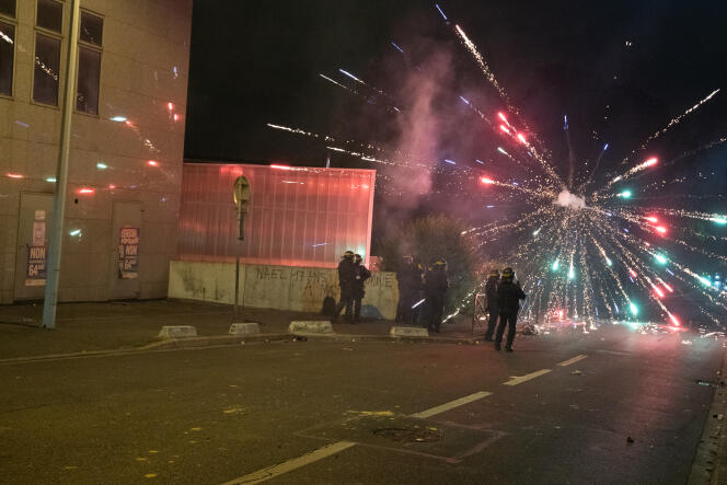 Morteros dispararon contra un grupo de CRS en la entrada del barrio Pablo-Picasso, en Nanterre, el 29 de junio de 2023.