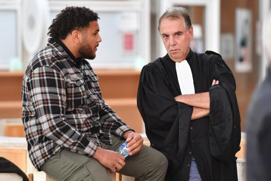 El jugador de rugby internacional francés Mohamed Haouas y su abogado durante su juicio en el juzgado de Montpellier el 12 de mayo de 2023.