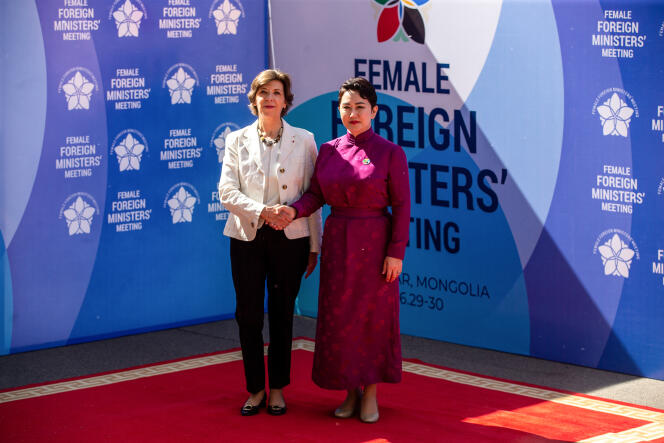 La ministra de Asuntos Exteriores francesa, Catherine Colonna, y su homólogo mongol, Battsetseg Batmunkh, en Ulaanbaatar (Mongolia) el 29 de junio de 2023.