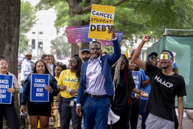 Manifestación frente a la Casa Blanca para defender la medida destinada a cancelar la deuda de algunos estudiantes estadounidenses, viernes 30 de junio de 2023.