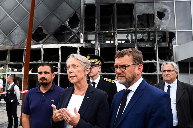 La Primera Ministra, Elisabeth Borne, y el Ministro Delegado de Ciudad y Vivienda, Olivier Klein, ante la fachada quemada del ayuntamiento de Garges-lès-Gonesse (Val-d'Oise), 29 de junio de 2023.