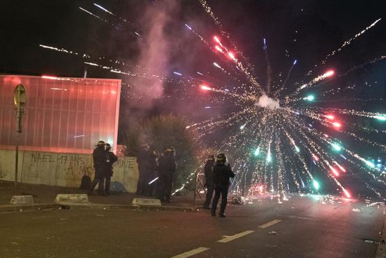 Un grupo de CRS en una de las entradas a la ciudad Pablo-Picasso, en Nanterre, la noche del 29 al 30 de junio de 2023.