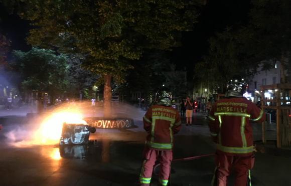 Des marins pompiers éteignent un feu de poubelles sur La Plaine, à Marseille, le 1er juillet 2023. GILLES ROF POUR « LE MONDE »
