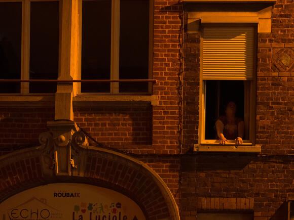 Messaouda, une habitante de Roubaix (Nord), à sa fenêtre, le 1er juillet 2023.