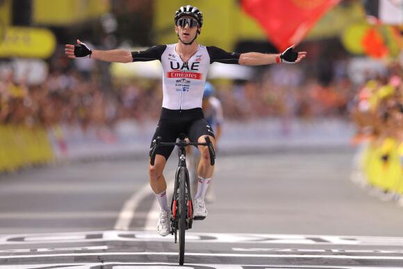 Adam Yates a remporté la première étape du Tour de France, longue de 182 kilomètres autour de Bilbao, le 1er juillet 2023.
