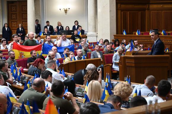 Pedro Sánchez, presidente del gobierno español, en la tribuna del Parlamento ucraniano, sábado 1 de julio.